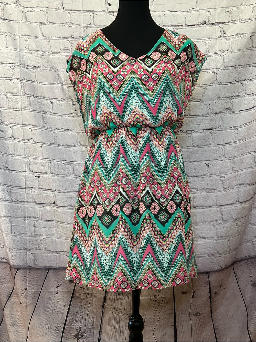 miami Chevron-Print Sleeveless Midi Dress in Pink & Teal
